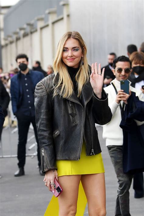 La giacca di pelle di Chiara Ferragni alla sfilata Prada è la sintesi 